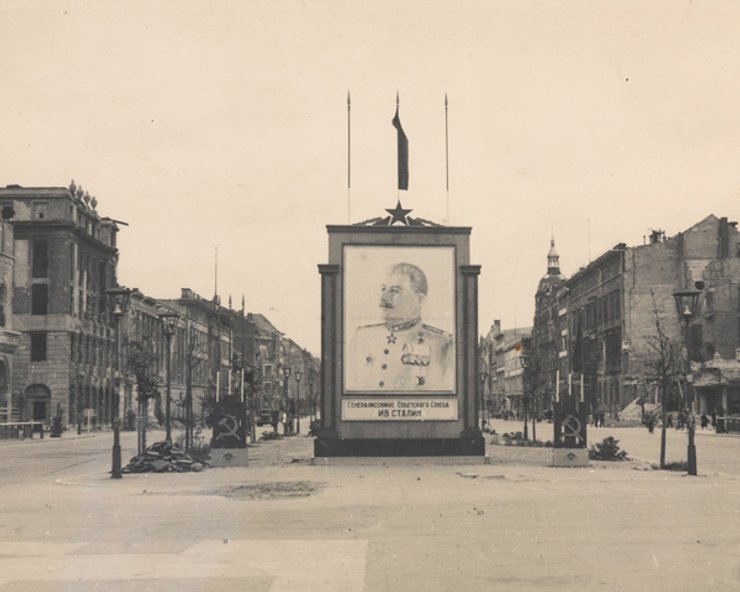 Советская символика, портрет Сталина, Вторая мировая война, итоги Второй мировой войны, ялтинская конференция, потсдамская конференция, послевоенное разделение Европы, разделение Германии, оккупационные зоны Германия, как появилась ГДР, как появилась ФРГ, история Германии, военная история