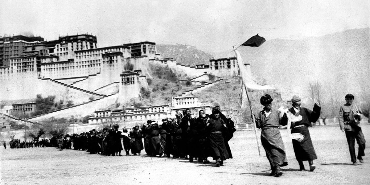 Март 1959 года. Тибетские повстанцы сдаются китайским войскам в Лхасе. На заднем плане: дворец Потала