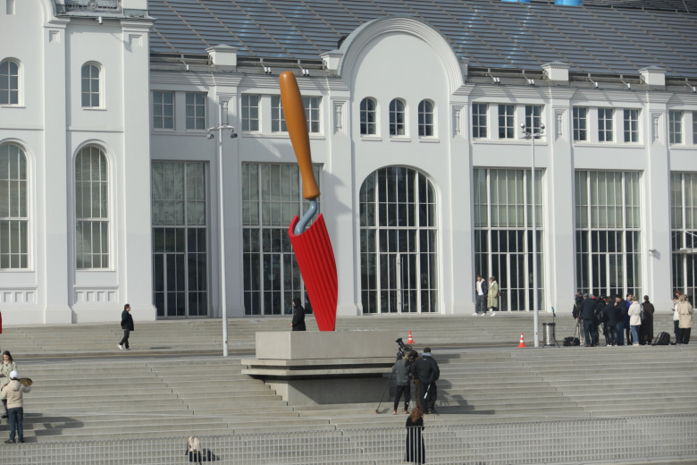 dolgo-ne-prostoit-novaja-skulptura-zamenila-bolshuju-glinu-v-moskve-foto-220bf53.jpg