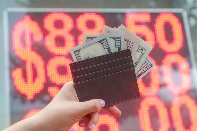 obval-rublja-blizok-kursy-valjut-segodnja-6-avgusta-dollar-evro-juan-f6e30a9.jpg