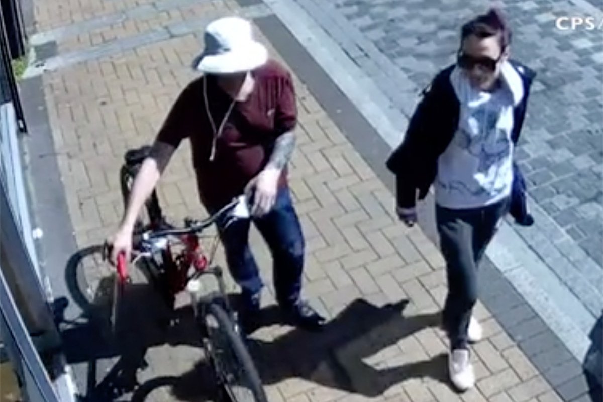 Бенджамин Аткинс с пилой в руках