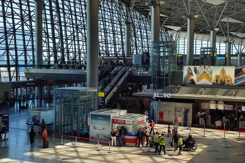 odin-iz-vhodov-v-aeroport-vnukovo-oceplen-iz-za-podozritelnogo-bagazha-ca529e9.jpg