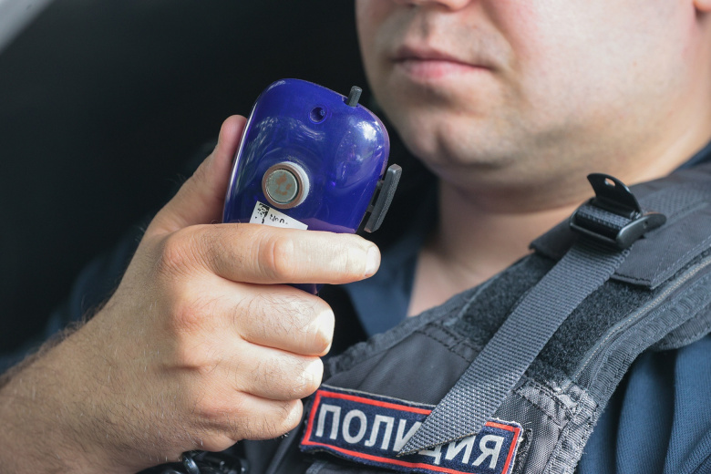 projavite-uvazhenie-moskvichke-prishlos-izvinjatsja-pered-zdaniem-policii-1670575.jpg