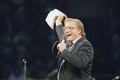 satana-gotovsja-k-porke-kak-svjashhennik-iz-semi-rok-n-rollshhikov-prevratil-propovedi-v-shou-i-popal-v-cheredu-seks-skandalov-a0c0190.jpg