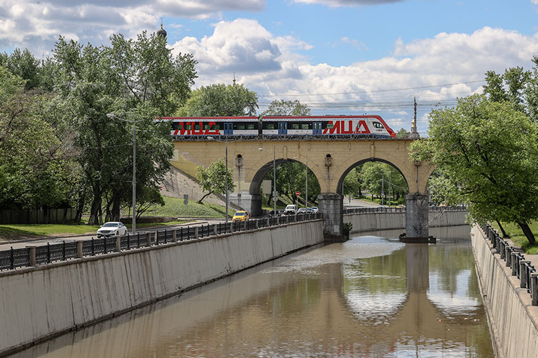 v-moskve-reka-jauza-vnezapno-izmenila-cvet-aa7ca18.jpg