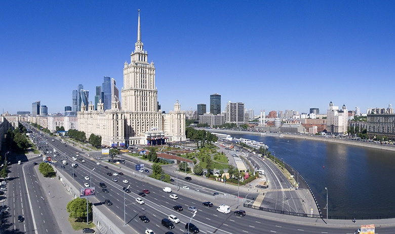 vertolet-sel-na-kutuzovskom-prospekte-v-centre-moskvy-80a5758.jpg