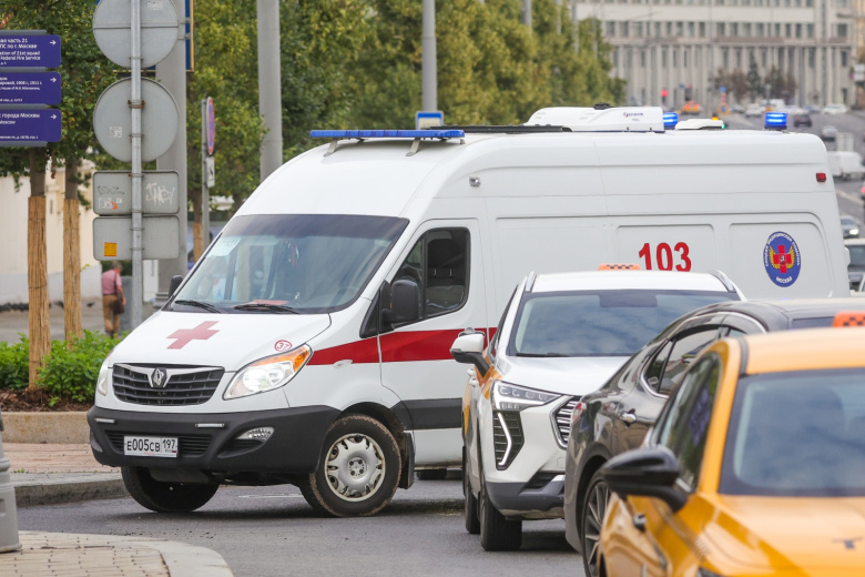 voditel-chudom-spassja-iz-gorjashhej-mashiny-posle-stolknovenija-s-derevom-e50f920.jpg